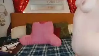 الأطفال الأقرن لديهم جنس ثلاثي في حوض السباحة ، وهم راكعون على الأرض