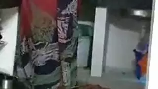 أمي مفلس يعطي الرأس إلى مسمار.