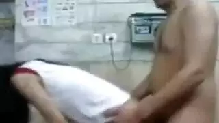 ميكانيكي ينيك صاحبة العربية في الورشة