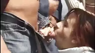 مجموعة شباب ينيكون شرموطة في الحديقة