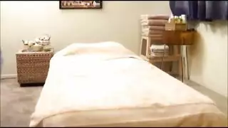 تحرش ونيك الأم تأخذ بنتها للتدليك يتحرش وينيكها خبير التدليك
