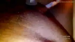 فتاة تركب وتسحب على الشجاعة