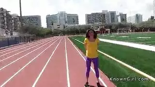 مراهق صغير يستمني في مرحاض عام في مكان عام