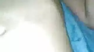 الشباب مثليه يرتدي سراويل الوردي