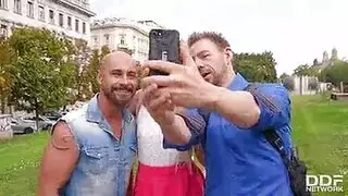 يمارس الجنس مع اثنين من الرجال نفس امرأة لطيف
