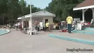 أحمر الشعر وميض الثدي والأمثال في الهواء الطلق