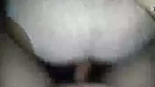 عاشق اللحوم الغريب في الجوارب يعطي رأسًا