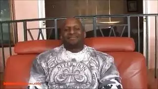 في سن المراهقة الخنزير يركع على الأرض وامتصان قضيب صلب وحبها.