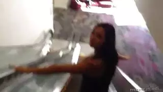 غجرية رائعة في الطريق