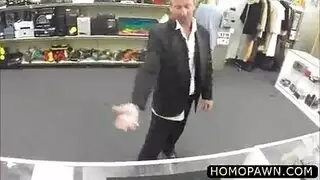 رجل قرد يحصل مسمر من قبل وكيل برية