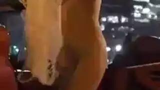 بيتيت شقراء الجمال في جوارب طويلة مضايقة.