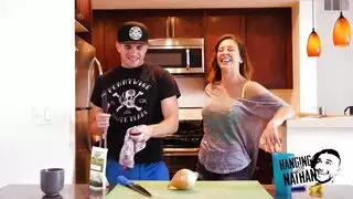 المرأة الرائعة مهملة عندما يكون لديها قضيب كبير