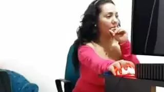 تلعب بكسها في الشغل على الكام