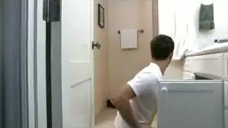 سكس اجنبي ساخن بين فتاة لاتينية شابة و حبيبها بالحمام