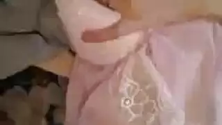فتاة هواة حقيقية في الملابس الداخلية السوداء استمنى.