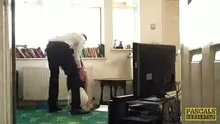 وخنق ويعطي مزيدا من الحيوانات المنوية على وجهها الجميل