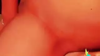 فتاة أعمال تجرد في ثوبها الوردي