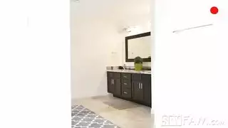 اشتعلت الشابات على حمام شمسي عندما عارية