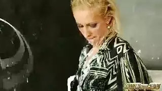 أنيق الأوروبي شقراء يهيمن على الفرعية.