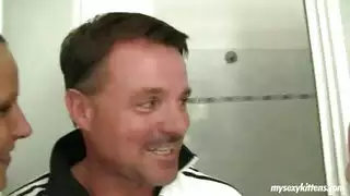 سخيف أختي في غرفتها