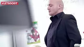 زميلي في المكتب يمارس الجنس الجميل