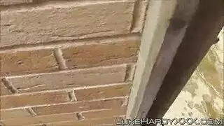 الجندي شقراء الملاعين مؤخرته في الحمام في الهواء الطلق