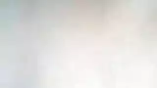 مراهق روسي يحمل دمية سمراء جميلة