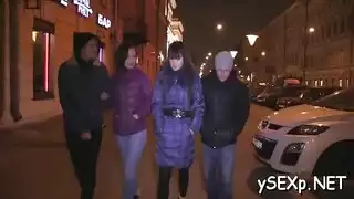 تحصل ميكو على البهجة أثناء ركوب الديك القديم