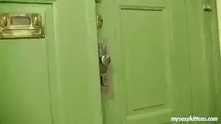 الجدات مفلس لعقها من وجوه الغرباء