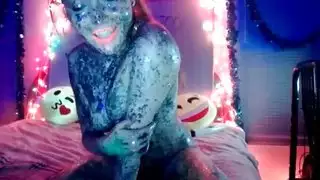 تنزل الحوريات الفموية القذرة على يديها أثناء تصويرها على