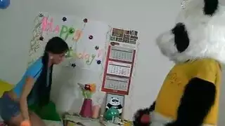 أحب مشاهدة أختي تلعب بلعبتها.