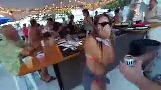 بعد رجل امتصها واحدة، شعرت أن الركوب، أمام الكاميرا