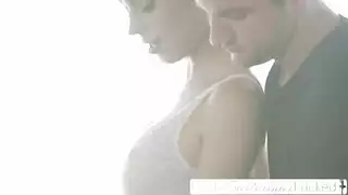 هي دائما في حالة حب مع مؤخرتها