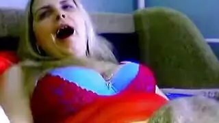 Riger Mami Camgirl يلعق فتاة أمريكية من أصل أفريقي على السرير