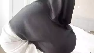 عرضت زوجة الصديق العربي الثدي