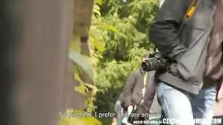 نيك في الغابة على الارض وسط الحشائش و احلى سكس