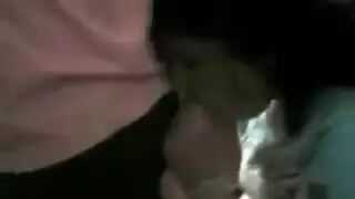 شاي امرأة سمراء في سن المراهقة يظهر لها كل شيء.