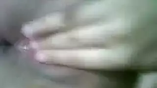 امرأة سمراء مثير على شيء لها.