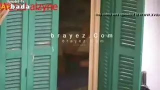 يتجسس على جارته وهي نايمة وفاتحة الشباك