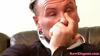 عارية أنيقة دمية حمراء الشعر في سيور وردية عارية