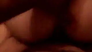 طلبت امرأة سمراء قرنية من والدتها أن تغويها وتمارس الجنس معه