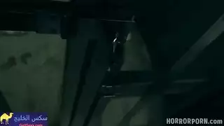 الوحش الشرير ينكح كس السجينة البرئة - سكس رعب