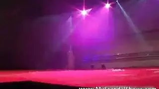 تظهر فاتنة شقراء أن لطيفة تبحث الحمار وجمل الرطب.