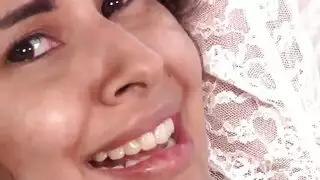 كانت تدغدغ يدها على بوسها الجميل