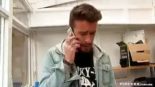 رجل يمارس الجنس مع امرأة صديقة مع زوجته
