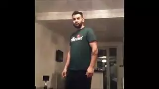 اثنين من الرجال مثلي الجنس مأخوذ من الخلف.