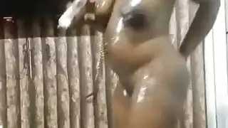 أبقار الأبنوس في الحمام وتلعب مع نفسها ، ثم تحصل على ديك ...