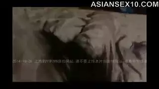 سيدة آسيوية على وشك خلع تيديها الوردي وفركها ضد البظر المرحة