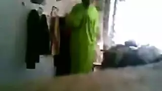 ممحون ينيك بقوة حبيبته في غرفة الفندق و هي واقفة