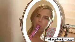 يلعق الطالب المصاصة بشغف